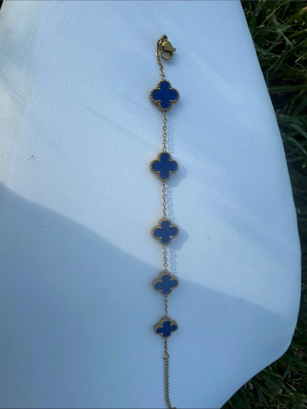 Gold Chain Bracelet with Blue Clover Motifs - Picture 2 of 3